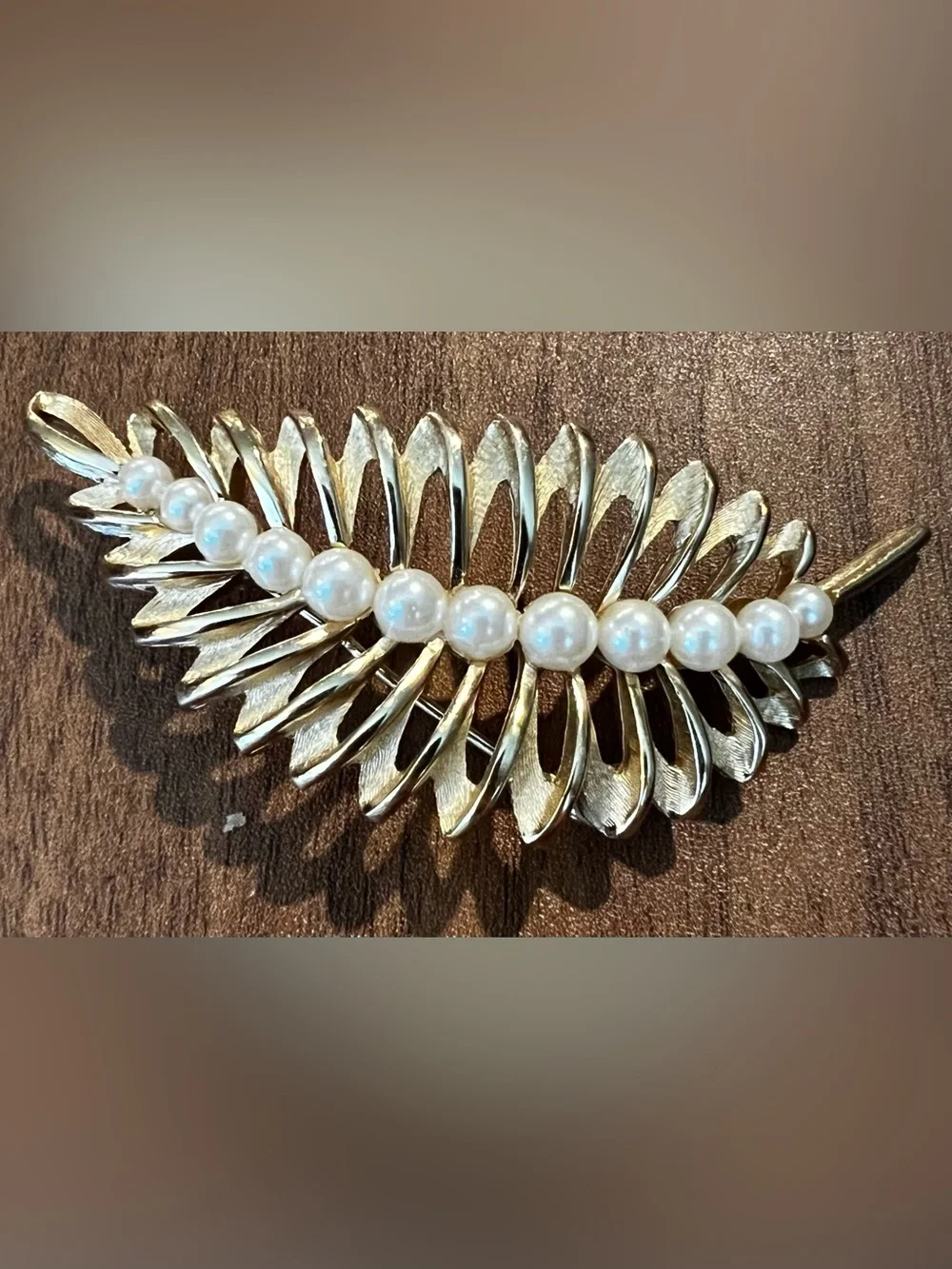 Vintage CROWN TRIFARI Faux Pearl & Gold Tone Feather BROOCH Retro Classic
